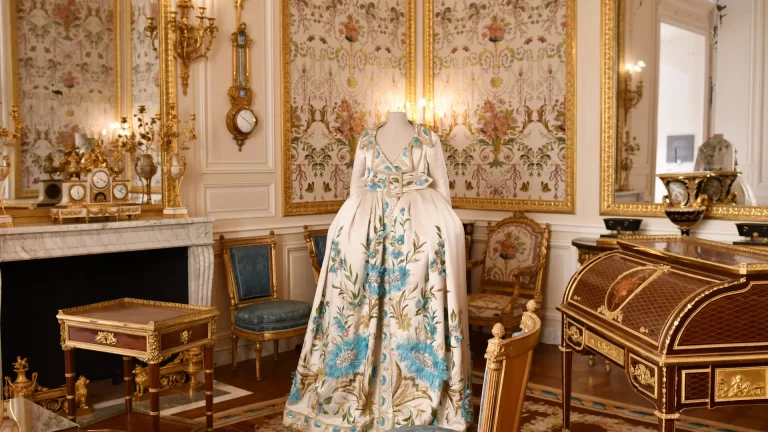 ¿Hasta cuándo se puede visitar la exposición de moda en el Museo del Louvre de París?