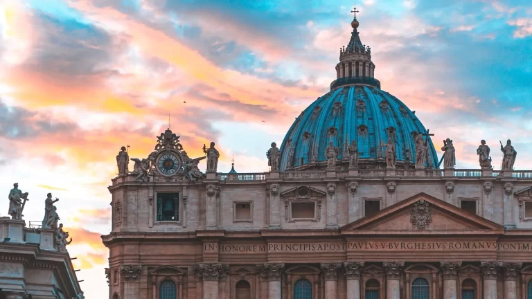 Cuáles son los orígenes de la fumata blanca en la elección de un Papa