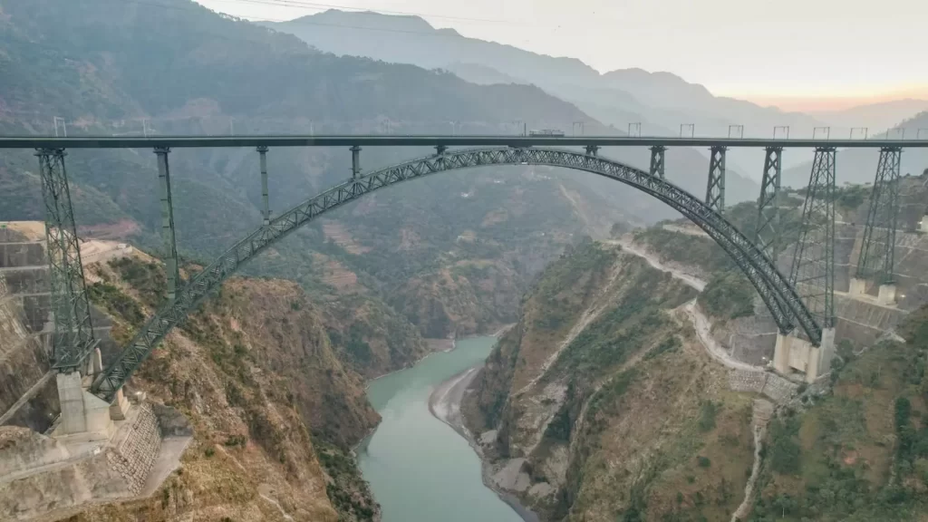 Este es el puente ferroviario más alto del mundo. ¿Dónde? En Cachemira