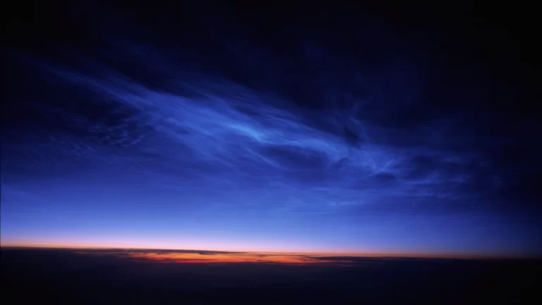 ¿Por qué el cielo se ve más claro en invierno que en verano?