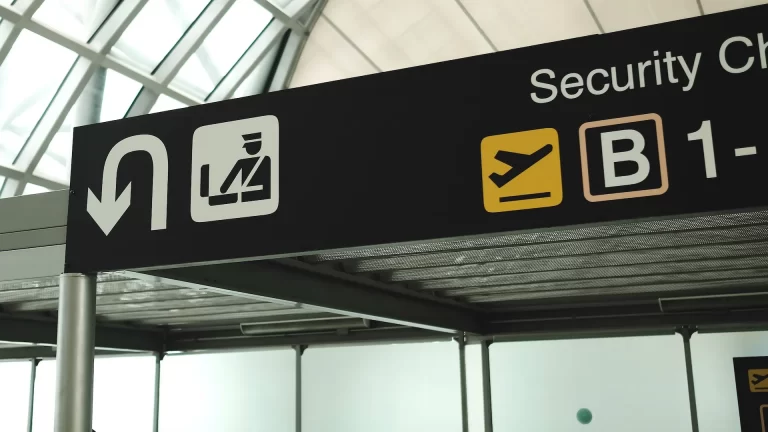 ¿Se puede transportar comidas por los controles de seguridad de los aeropuertos?