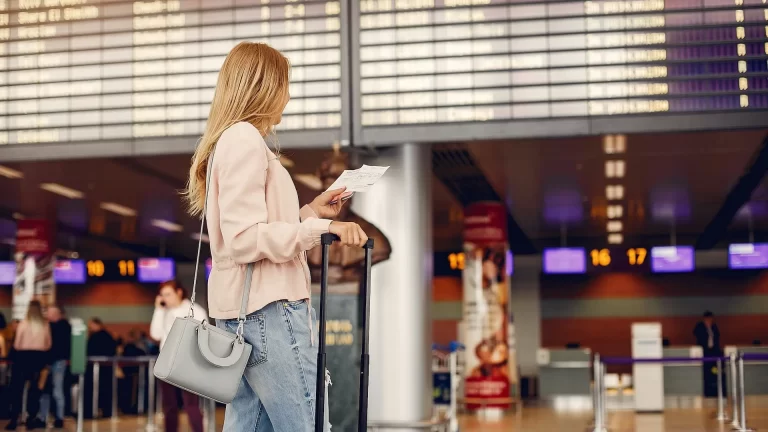 Qué nuevos artículos están prohibidos para viajar: desde equipaje inteligente a regalos envueltos