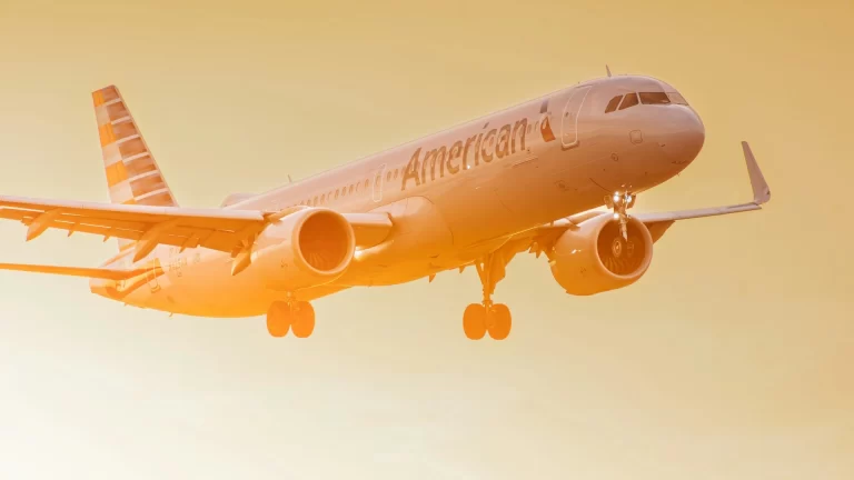 ¿Cuesta más caro un pasaje de avión si se viaja sólo?