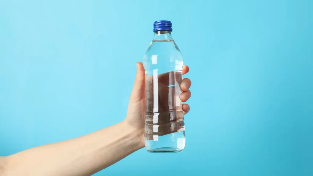 La sorprendente forma de pasar una botella de agua por los controles de seguridad en aeropuertos