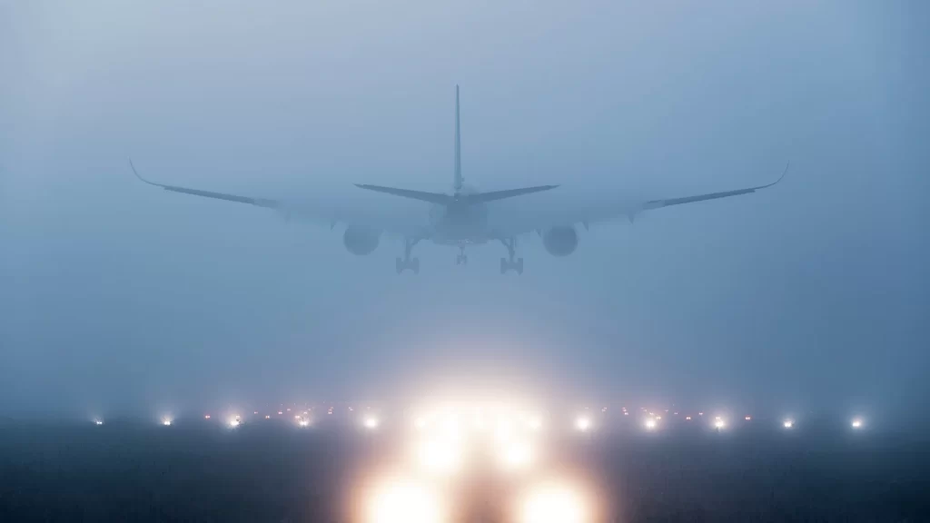 ¿Qué pasa si el avión no puede aterrizar por niebla o neblina?
