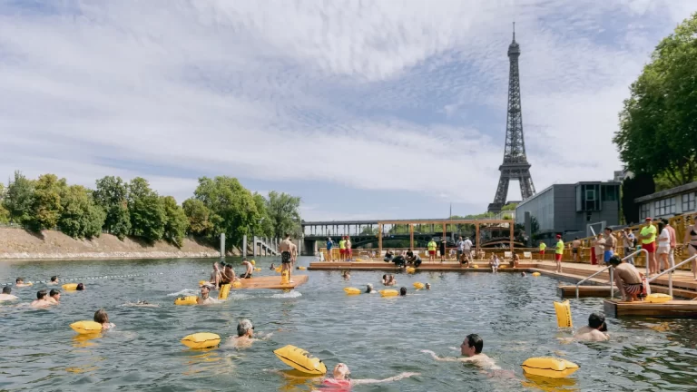 Después de 100 años, ya se puede nadar en el río Sena de París