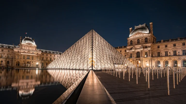 ¿Qué pasa con la renovación del museo Louvre de París?