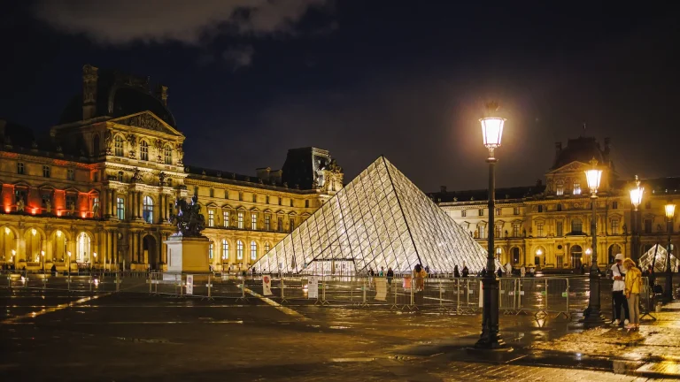 Así se construyó la pirámide del museo Louvre: diseño, seguridad y más