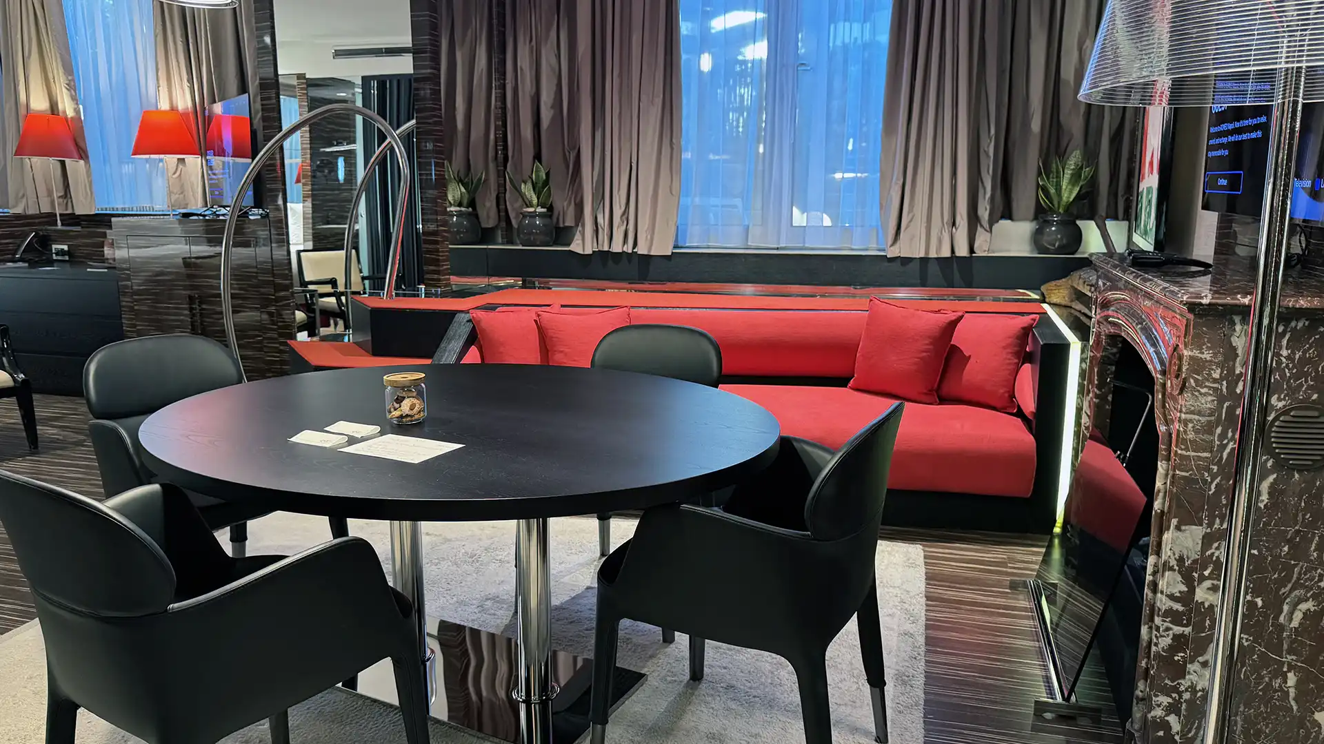 REVIEW Hotel ROMEO Napoli: diseño de autor y vistas al golfo en el corazón de Nápoles