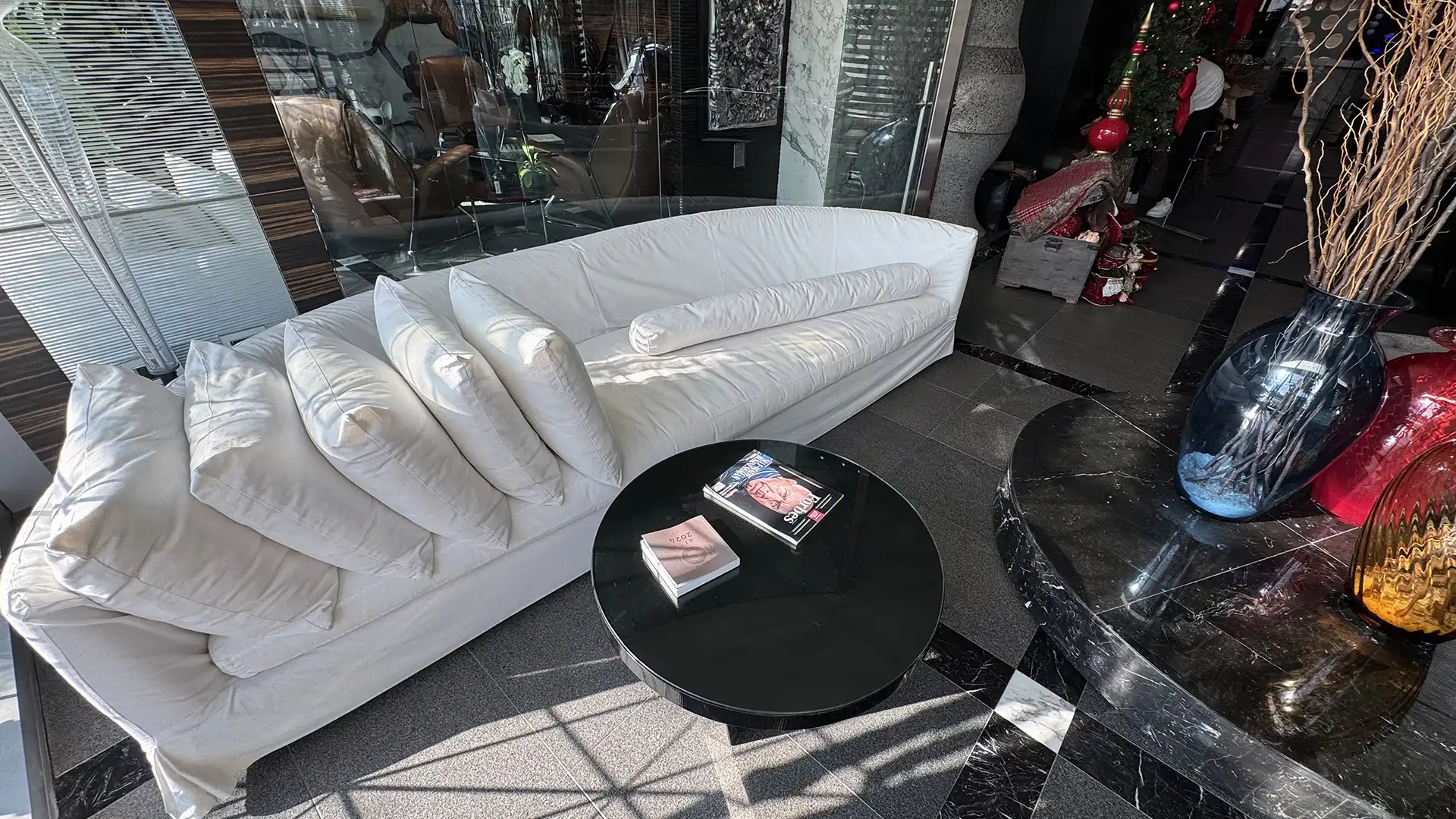 REVIEW Hotel ROMEO Napoli: diseño de autor y vistas al golfo en el corazón de Nápoles