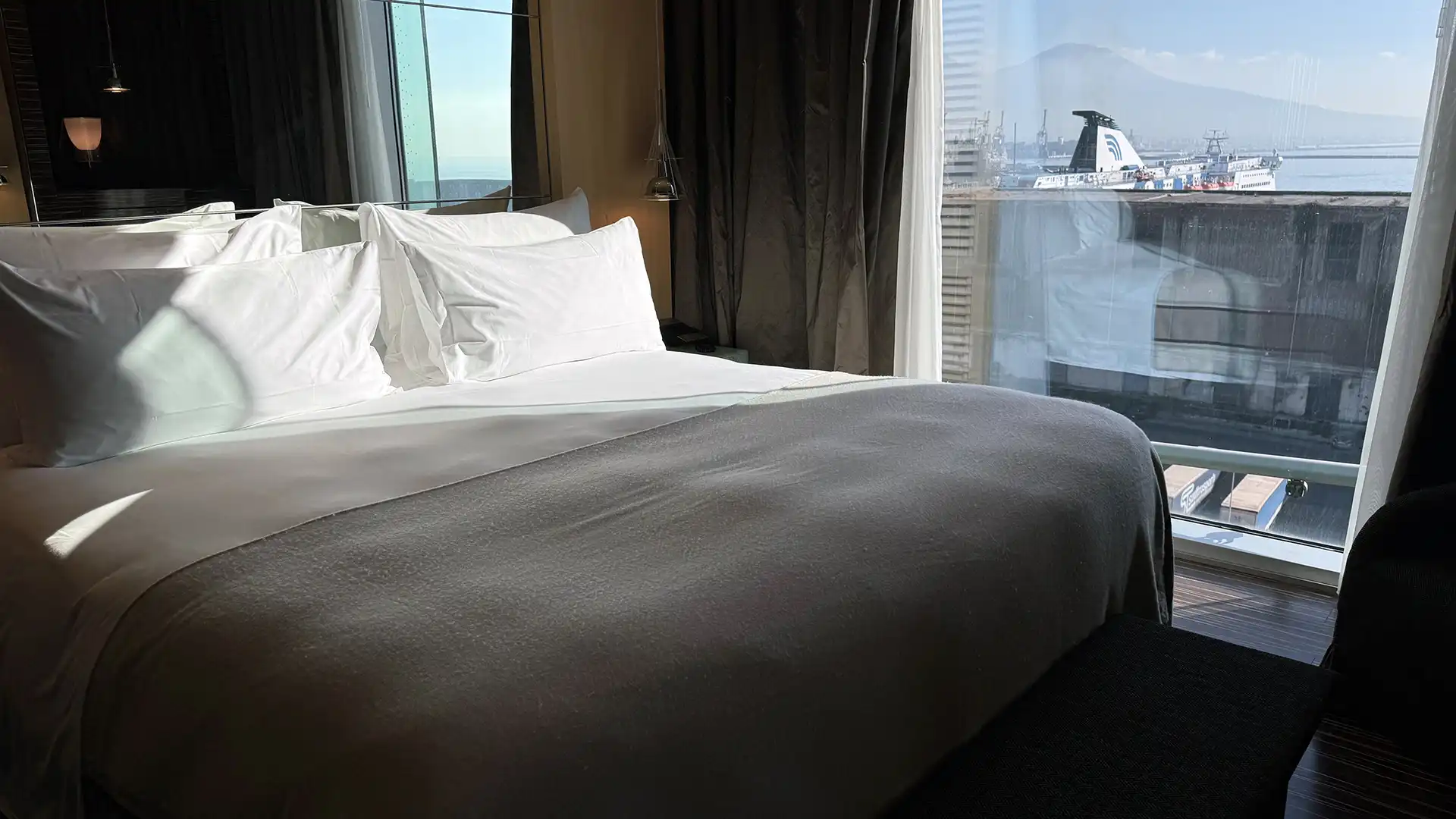 REVIEW Hotel ROMEO Napoli: diseño de autor y vistas al golfo en el corazón de Nápoles
