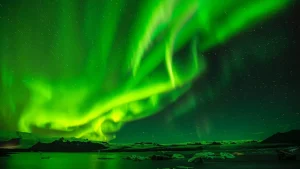 Auroras boreales en Islandia: una experiencia nocturna entre cielo abierto y luces en movimiento