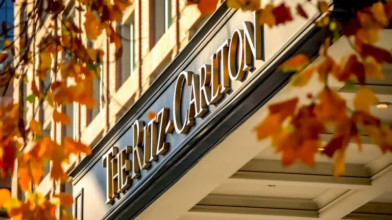 La regla de los 2.000 dólares: el secreto de los hoteles Ritz-Carlton que cambió la industria