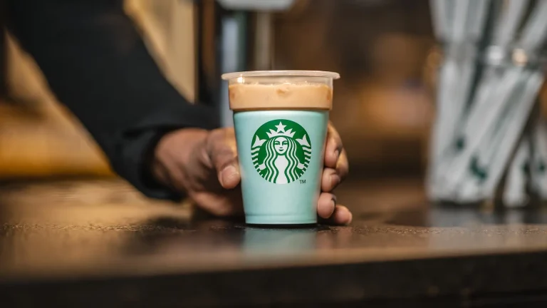 Cuáles fueron los orígenes de Starbucks, la cadena de café más grande del mundo