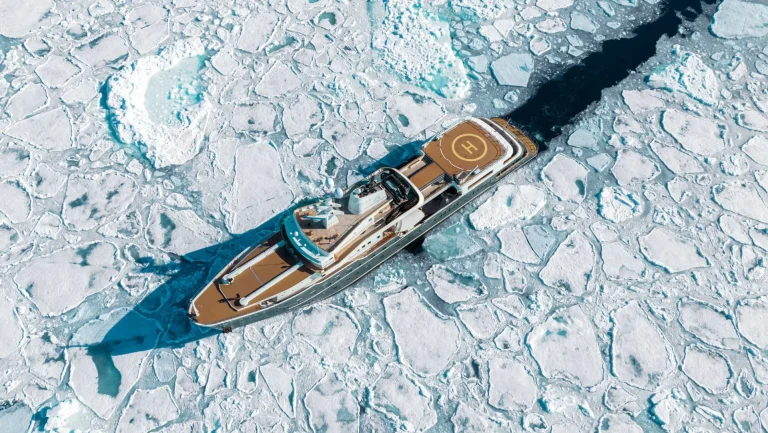 Aqua Lares: el yate de lujo para explorar los lugares más remotos del planeta