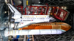 El transbordador espacial Endeavour llega al nuevo centro aeroespacial de California