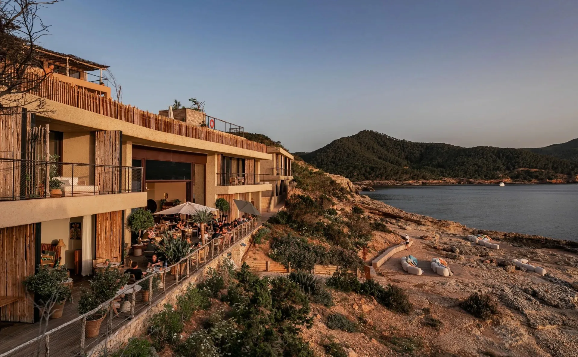 Bienestar, cultura y moda: así es la propuesta de Six Senses Ibiza en el verano 2026