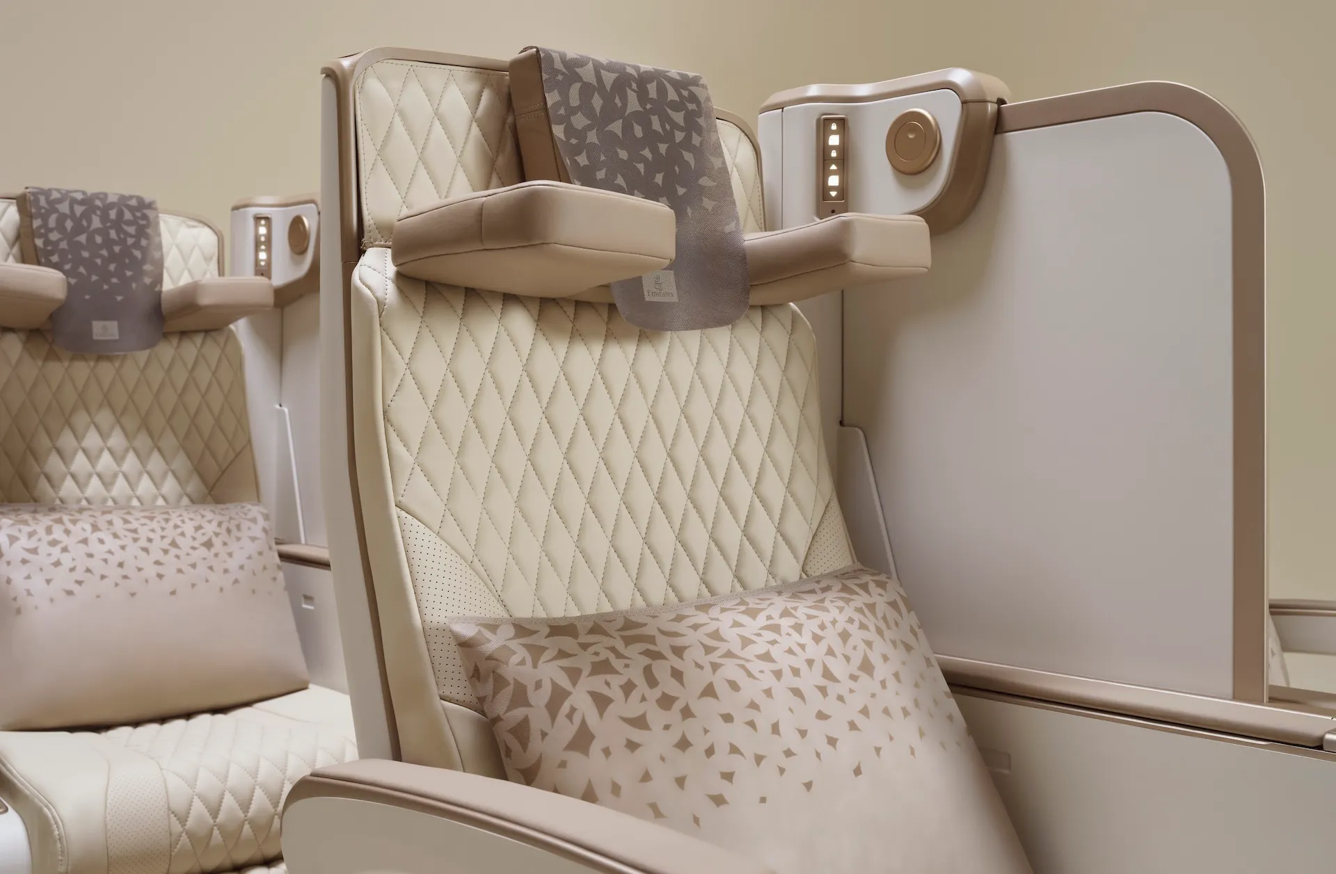 Así es el sorprendente nuevo asiento Premium Economy de Emirates: el primer modelo eléctrico del mundo